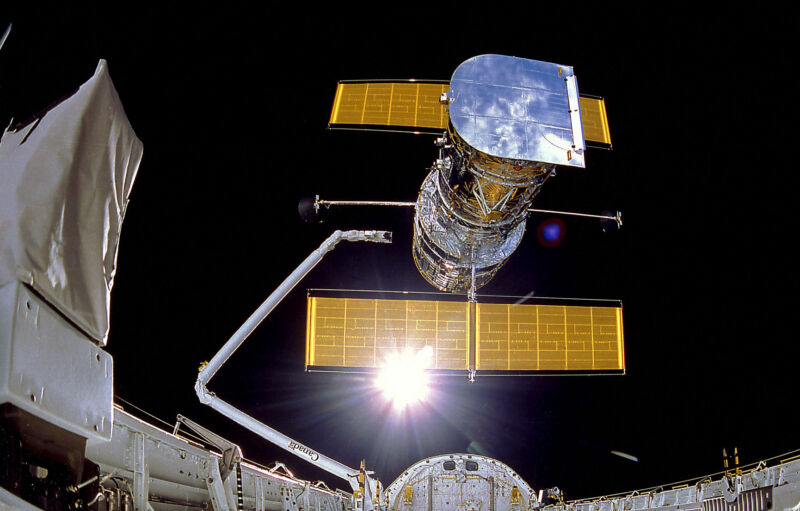 1990_s31_imax_view_of_hst_release-800x511