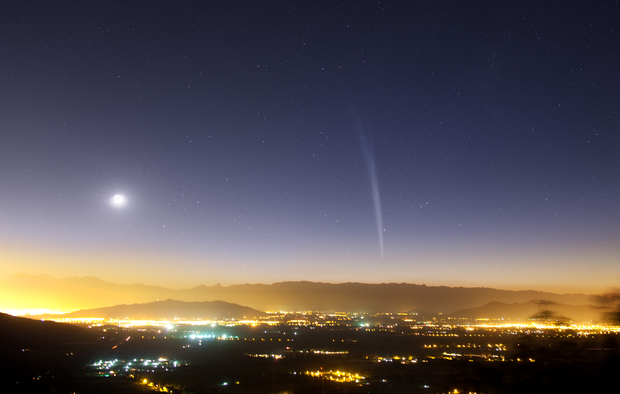 comet_lovejoy_above_santiago_2011-12-22