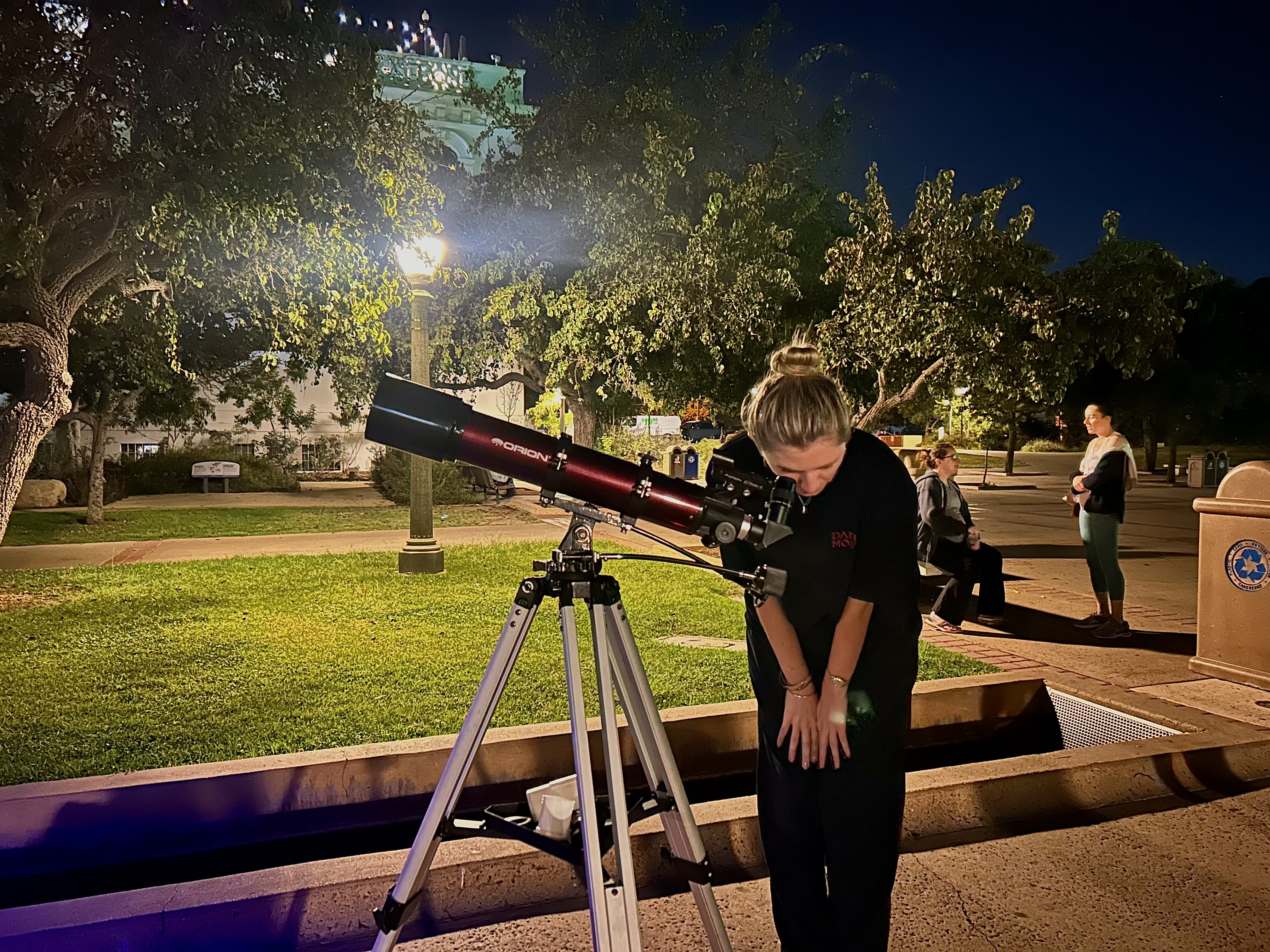 Attendee observing Arcturus through SDAA Outreach Coordinator Dennis Ammann's telescope